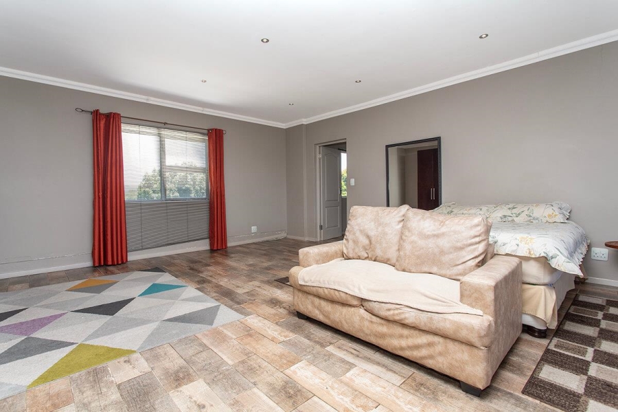 6 Bedroom Property for Sale in Vredekloof Heights Western Cape